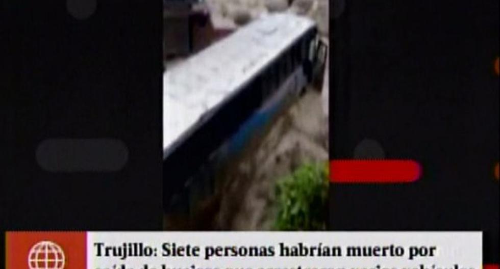 En Trujillo, un huaico arrasó con todo a su paso, incluyendo varios vehículos. (Foto: Captura)