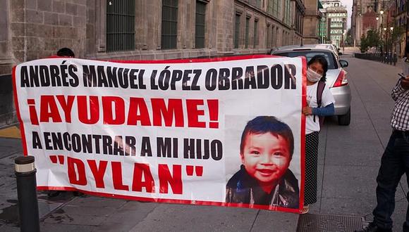 Juanita Pérez, mamá del pequeño Dylan, se manifestó este miércoles afuera de Palacio Nacional, en Ciudad de México. El presidente Andrés Manuel López Obrador aseguró que las autoridades avanzan en la investigación del niño Dylan, secuestrado en un mercado público del estado de Chiapas. (EFE/Sáshenka Gutiérrez).