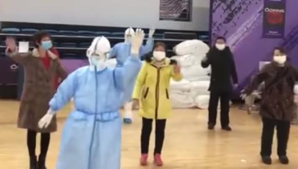 “Los pacientes pueden estar de mal humor con el ambiente poco familiar después de ser ingresados en el hospital", señaló, Chen Xiaoyan, la jefa de enfermeras del hospital Zhongnan de la Universidad de Wuhan.(Foto: Captura de video)