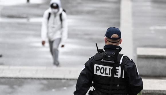 Un oficial de la policía de seguridad patrulla diariamente en Sarcelles, al norte de París (Francia), el 3 de febrero de 2021.  (ALAIN JOCARD / AFP).