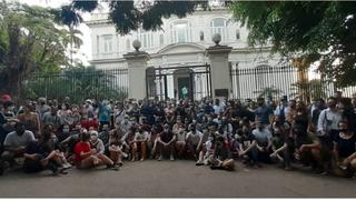 La inusual protesta de artistas cubanos luego de que el gobierno desalojara a jóvenes en huelga de hambre 