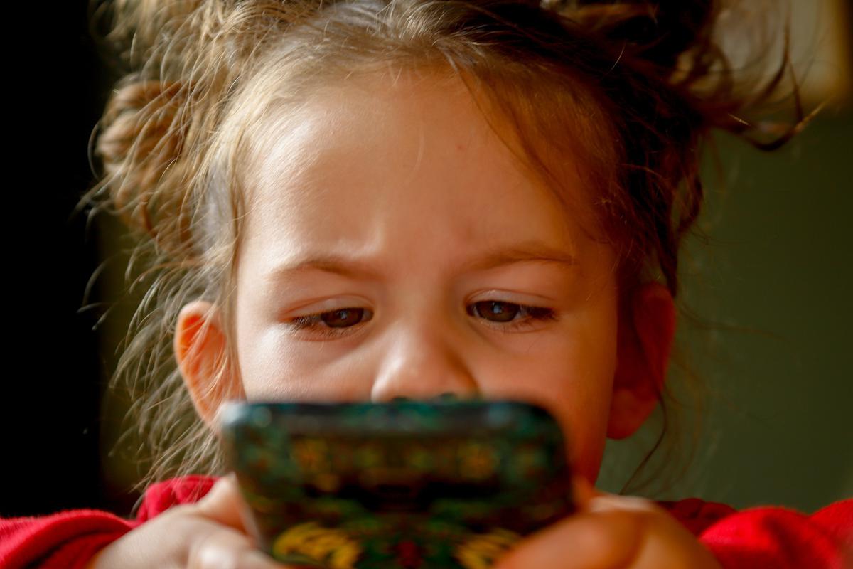 Niños y teléfonos inteligentes: una tendencia que preocupa a los padres –  RCI