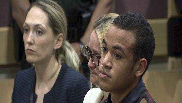 Zachary, hermano adoptivo de Nikolas Cruz, fue captado llorando durante la audiencia contra el atacante de la escuela de Parkland, donde murieron 17 personas. (AP)