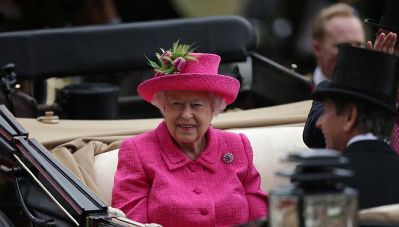 La reina Isabel II de Gran Bretaña llega para asistir al Día de las Damas en el encuentro de carreras de caballos Royal Ascot, en Ascot, al oeste de Londres, el 22 de junio de 2017. (foto: Daniel LEAL / AFP)
