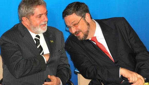 Luiz Inacio Lula da Silva junto a su ministro Antonio Palocci en una foto tomada en junio de 2005. (Foto: AP)