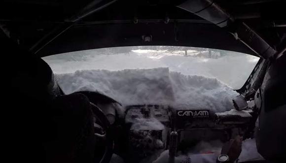En una carrera de la temporada 2017 del rally canadiense (CRC), se ve al popular Crazy Leo junto a su copiloto Alex Kihurani ir a toda velocidad por la nieve, chocar y enterrarse en el hielo. (Youtube)