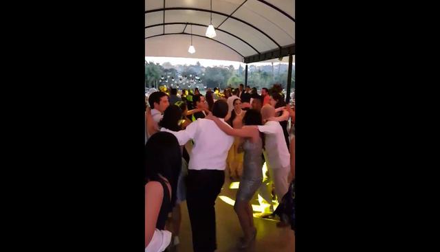 Los invitados de una boda en México protagonizaron una sensacional coreografía que fue subida como video a Facebook y se volvió viral con 32 millones de reproducciones. (Foto: captura)