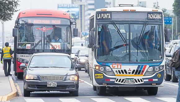 Los buses del corredor Javier Prado compiten con coasters del Callao por pasajeros. Los inspectores se esfuerzan por ordenar el tránsito, pero su trabajo no es suficiente. (Eduardo Cavero / El Comercio)