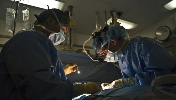 Multan a una cirujana austriaca por amputar la pierna incorrecta en una grave confusión hospitalaria. (Foto: Referencial / Pixabay)