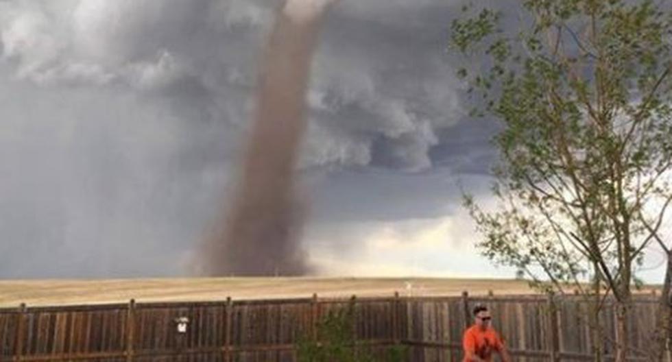 Theunis Wessels se hizo viral por podar un césped mientras se le acercaba un tornado. (Foto: Instagram)