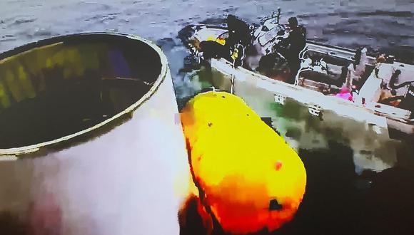 Objeto que se presume es parte del supuesto "Vehículo de lanzamiento espacial" de Corea del Norte siendo rescatado por la milicia de Corea del Sur en aguas 200 km (124 millas) al oeste de Eocheong Isla en el Mar Amarillo.