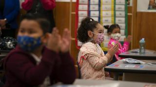 Profesora no vacunada se saca la mascarilla para leer y contagia de coronavirus a medio salón de clases en EE.UU.