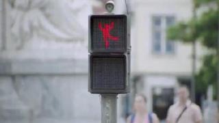 VIDEO: ¿Ya viste al semáforo que 'baila'?