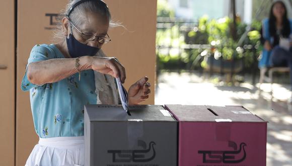 Una mujer vota en el centro escolar 'Concha viuda de Escalón', en San Salvador, El Salvador, el 3 de marzo de 2024. (Foto de Rodrigo Sura / EFE)