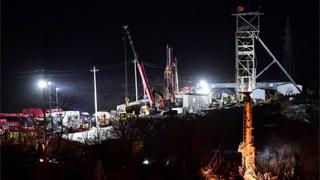 “No dejen de intentar rescatarnos”: la desesperada situación de 12 mineros atrapados en una mina en China