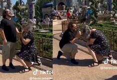 La reacción de una pareja que se propuso matrimonio al mismo tiempo en Disney World