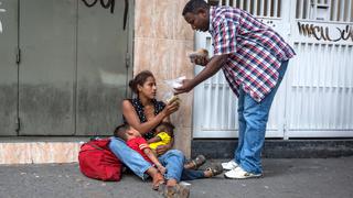 Cucharadas de comida, la última opción de compra en Venezuela