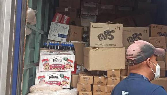 El sindicalista acompañó la denuncia con la foto de un camión lleno de cajas con alimentos donado por Santi y sus amigos.  (Twitter).
