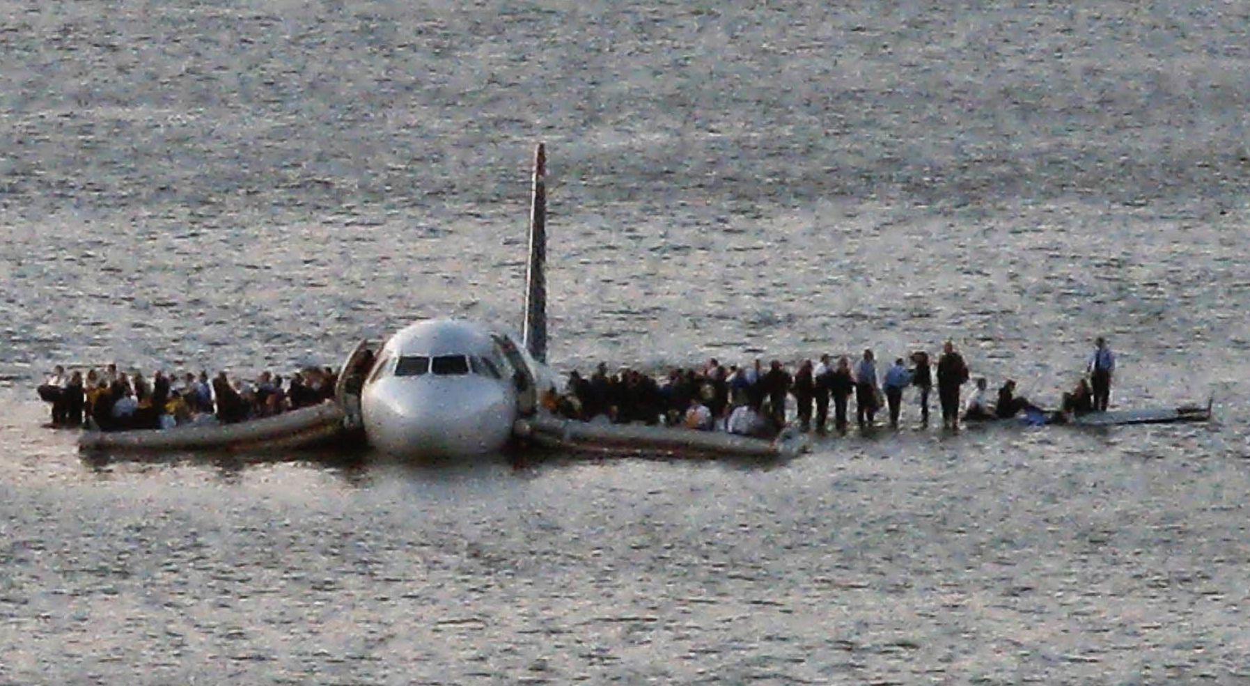 Este martes se cumple el décimo aniversario del episodio. El vuelo 1549 partió de LaGuardia con el copiloto de Sullenberger, Jeffrey Skiles, en los controles, tres asistentes de vuelo y 150 pasajeros a bordo. (AP).