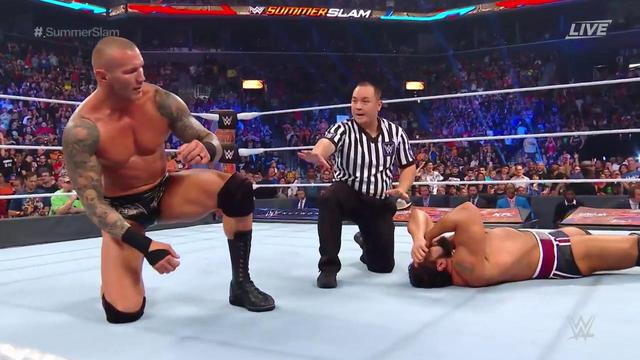Randy Orton fue atacado fuera del ring por Rusev, pero apenas sonó la campana, "The Viper" hizo un RKO y se llevó el triunfo en WWE SummerSlam 2017.