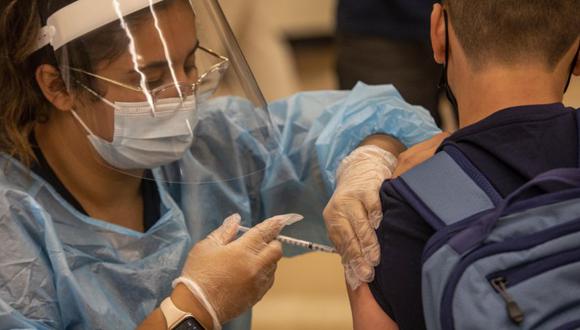 Un trabajador de la salud administra una dosis de la vacuna Covid-19 a un estudiante en una clínica móvil de vacunación en una escuela secundaria en Los Ángeles, California, EE.UU. (Foto: Jill Connelly / Bloomberg).