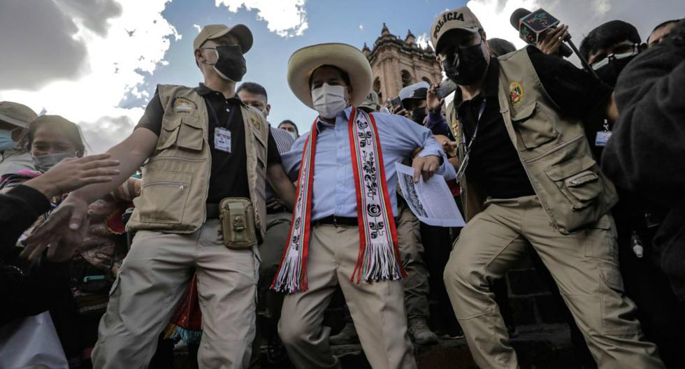Con resguardo y visitas oficiosas, como la que hizo a la asamblea de gobernadores en Cusco, Pedro Castillo se comporta como presidente cuasi electo. (Foto: AFP)
