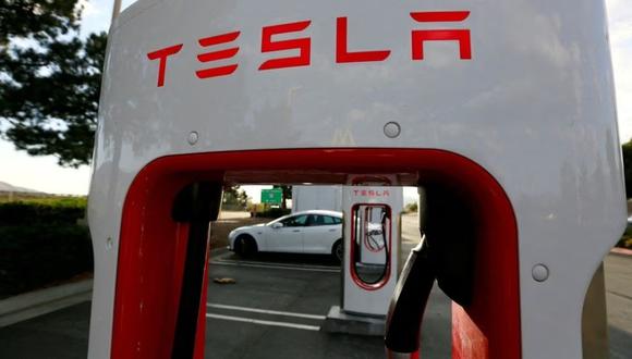 Un Tesla Model S se carga en una estación de sobrealimentación Tesla en Cabazon, California, EE. UU., 18 de mayo de 2016. REUTERS/Sam Mircovich