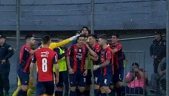 Alfio Oviedo canjeó penal por gol y adelantó en el marcador a Cerro Porteño. Foto: Tigo Sports.