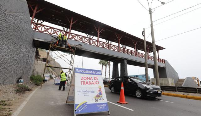 La Municipalidad de Lima precisó que, apenas ocurrió el hecho, personal llegó al lugar para evaluar los daños ocasionados al puente. Destacó que no existe riesgo para los peatones al cruzar dicha infraestructura. (Difusión)