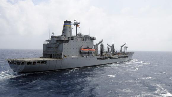 Imagen de archivo distribuida el día 16 de julio de 2012, en la que se ve un helicóptero aterrizando en la plataforma del buque de aprovisionamiento de la marina de los EE.UU. "USNS Rappahannock" visto desde otro buque, durante unas maniobras en un punto sin identificar del Océano Índico. (Foto: EFE/Mc3 Jacob D. moore / Us Navy Vis).