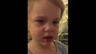 Niña de 2 años llora porque no la dejan tener novio [VIDEO]