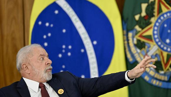 El presidente brasileño, Luiz Inácio Lula da Silva, gesticula durante una reunión para discutir medidas para aumentar la seguridad en las escuelas y prevenir ataques, en el Palacio Planalto en Brasilia el 18 de abril de 2023. (Foto de EVARISTO SA / AFP)