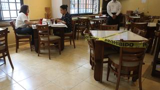Protocolo de restaurantes prohíbe buffets y permite que familias de ocho personas compartan mesa en salón