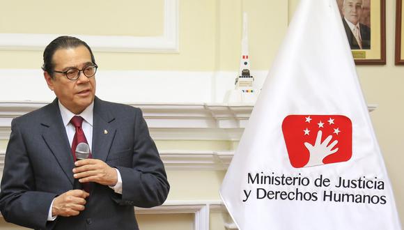 El ministro de Justicia, Enrique Mendoza, firmó las resoluciones que autorizan a un conjunto de abogados viajar a Costa Rica. (Foto: Minjus)