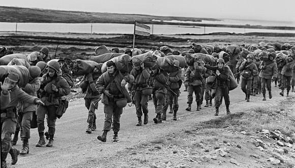 Soldados argentinos el 13 de abril de 1982 en su camino a ocupar la base capturada de los Royal Marines en Puerto Argentino/Port Stanley. (Foto de DANIEL GARCIA / AFP)