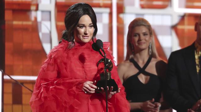 Kacey Musgraves acepta el premio a Mejor álbum country por  "Golden Hour". Foto: AFP.