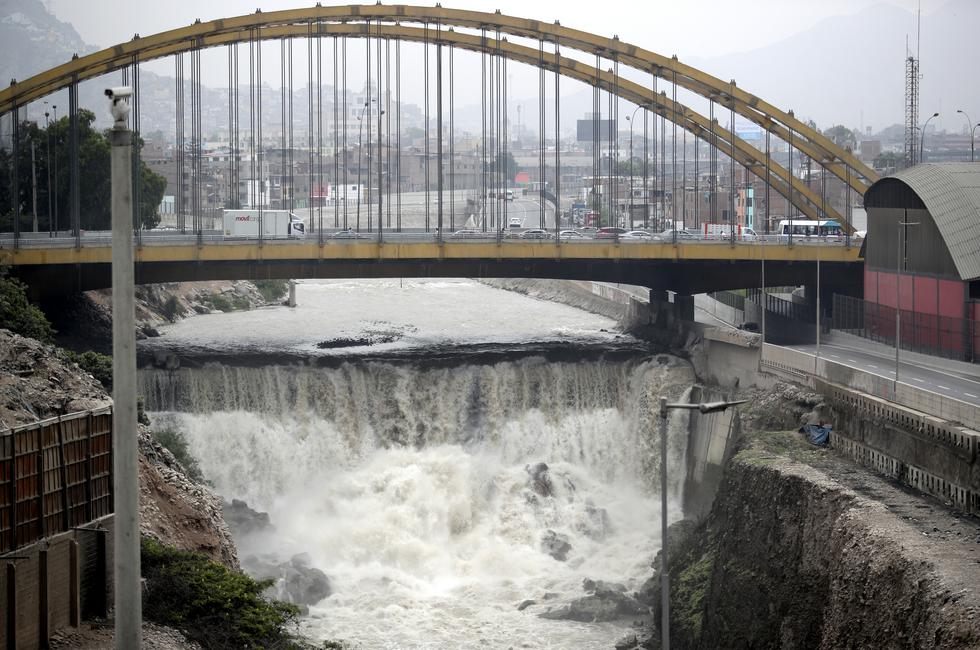 Aumento del caudal del Río Rímac desde el puente del Ejercito. Foto: Lino Chipana Obregón / @photo.gec