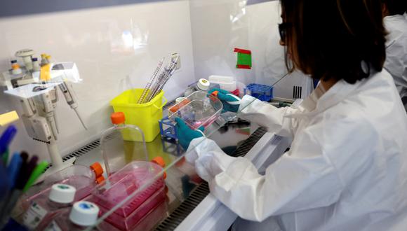 En esta imagen referencial, un técnico de laboratorio trabaja en un proceso de investigación para encontrar nuevas células CAR-T y ARN en el laboratorio de la compañía biofarmacéutica francesa Cellectis, el 23 de septiembre de 2021. (Foto: THOMAS COEX / AFP)
