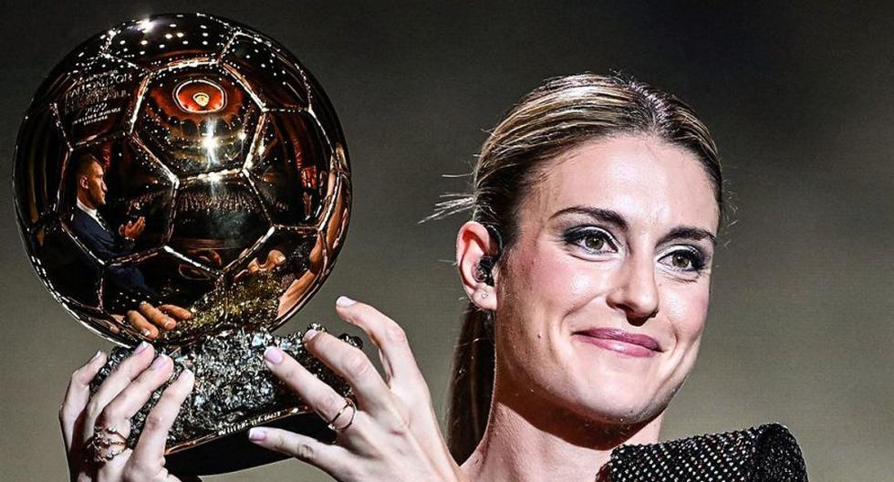 Todos en pie ante la Reina del fútbol: la española Alexia Putellas, Balón de Oro 2021 y 2022. FOTO: AFP.