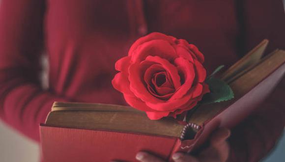Te contamos porqué se suele regalar rosas rojas y libros en el Día de Sant Jordi, quién fue, y qué día es conmemorado. (Foto: Getty Images)