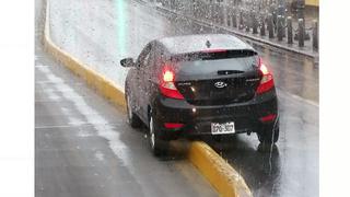 Metropolitano: auto invade vía exclusiva y genera congestión de buses | FOTOS