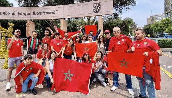 Los marroquiés reunidos en Miraflores tras eliminar a Portugal. (Foto: Embajada de Marruecos en Perú)
