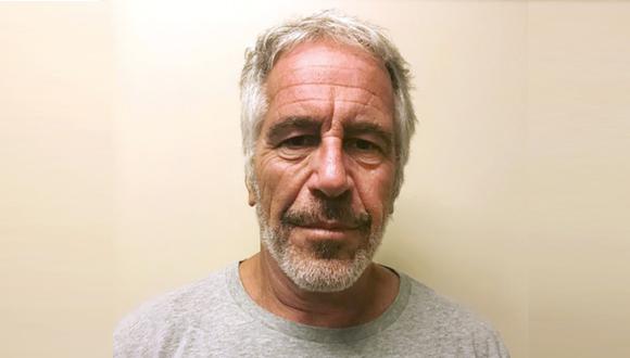 Jeffrey Epstein murió por suicidio mientras esperaba su juicio por cargos de tráfico sexual. Fue hallado colgado de su celda en la cárcel federal Metrpolitan Correctional Center en Manhattan. (Foto: AFP)