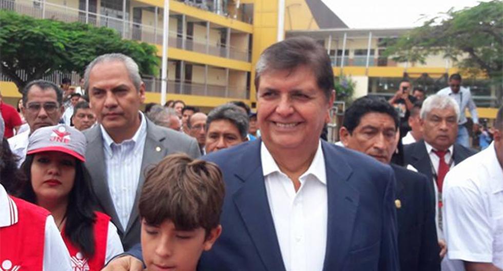 Alan García acudió a su centro de votación acompañado de su hijo Federico Danton. (Foto: Facebook)