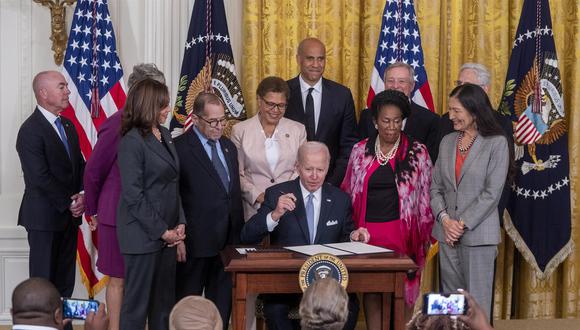 El presidente de Estados Unidos, Joe Biden, firma una orden para que la policía revise sus protocolos de uso de la fuerza. (EFE/EPA/SHAWN THEW).