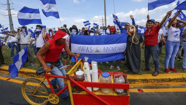 Los manifestantes progubernamentales llegaron en buses, vehículos, motos y a pie hasta rotonda Rubén Darío, desde donde marcharon hacia el norte por la avenida Bolívar hasta la rotonda Hugo Chávez. (Foto: Reuters)
