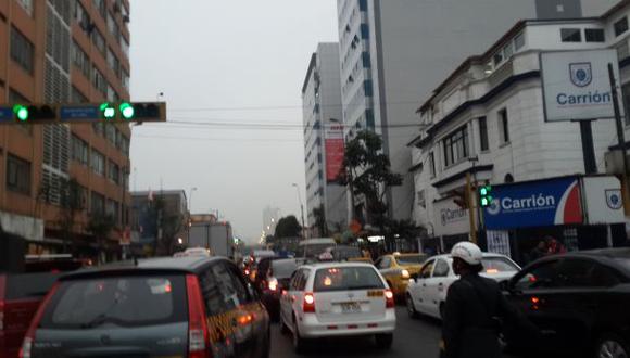 Gran congestión vehicular por partido de Perú en el Nacional