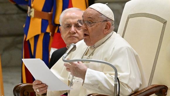 El Papa Francisco (centro) pronuncia su discurso durante su audiencia general semanal en el Aula Pablo VI del Vaticano el 13 de diciembre de 2023. (Foto de Andreas SOLARO / AFP)