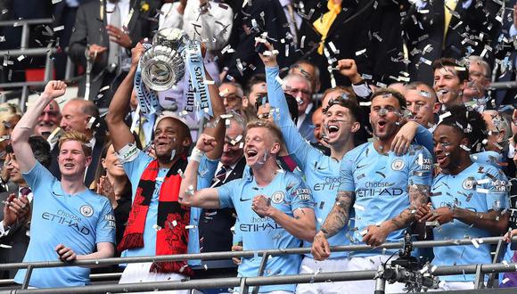 La plantilla del Manchester City celebrando la obtención de la FA Cup. (Foto: AP)