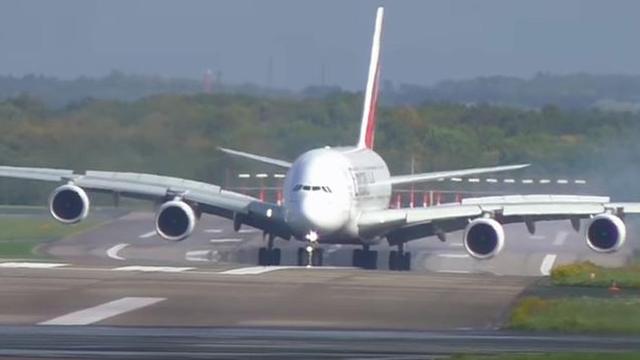 Airbus A380 de la aerolínea Emirates, el mayor avión de pasajeros del mundo. (YouTube).